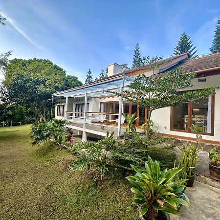 Villa Putih Le Cordon Bandung Buitenkant foto