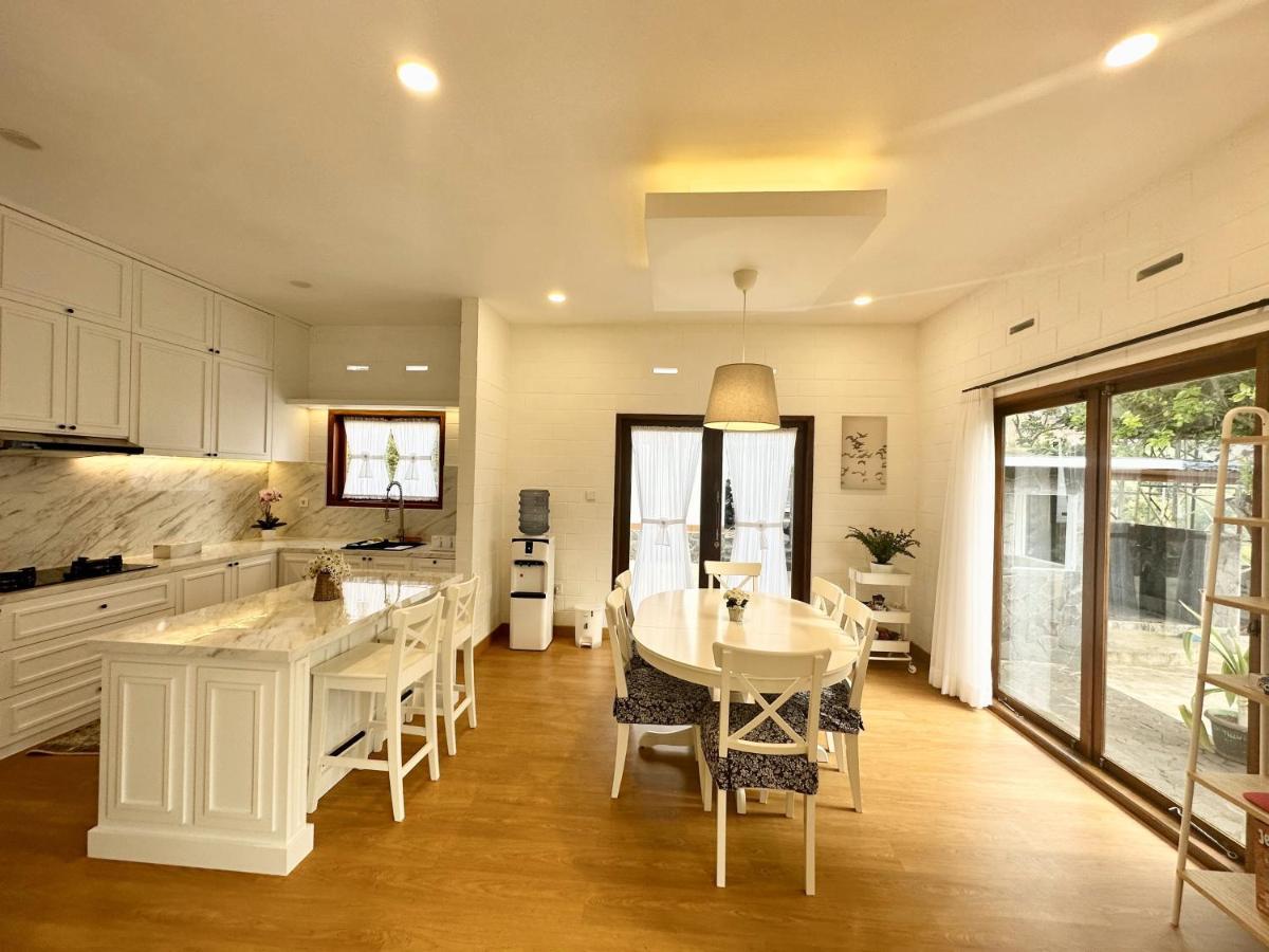 Villa Putih Le Cordon Bandung Buitenkant foto