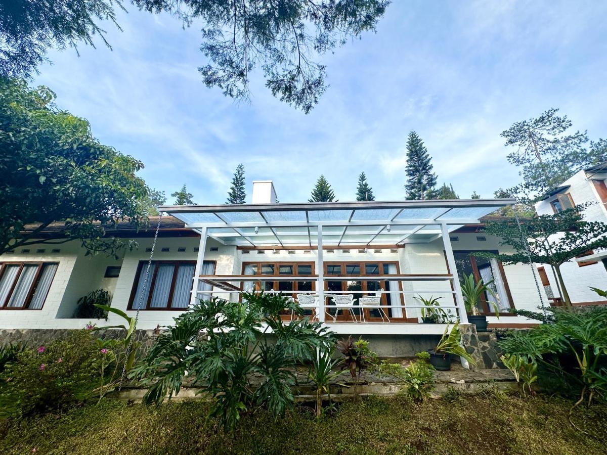 Villa Putih Le Cordon Bandung Buitenkant foto