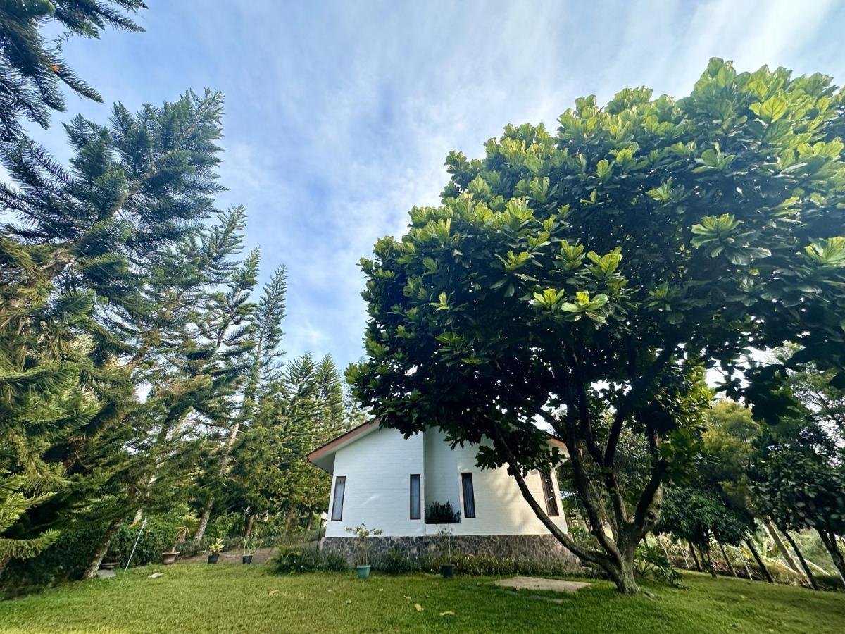 Villa Putih Le Cordon Bandung Buitenkant foto